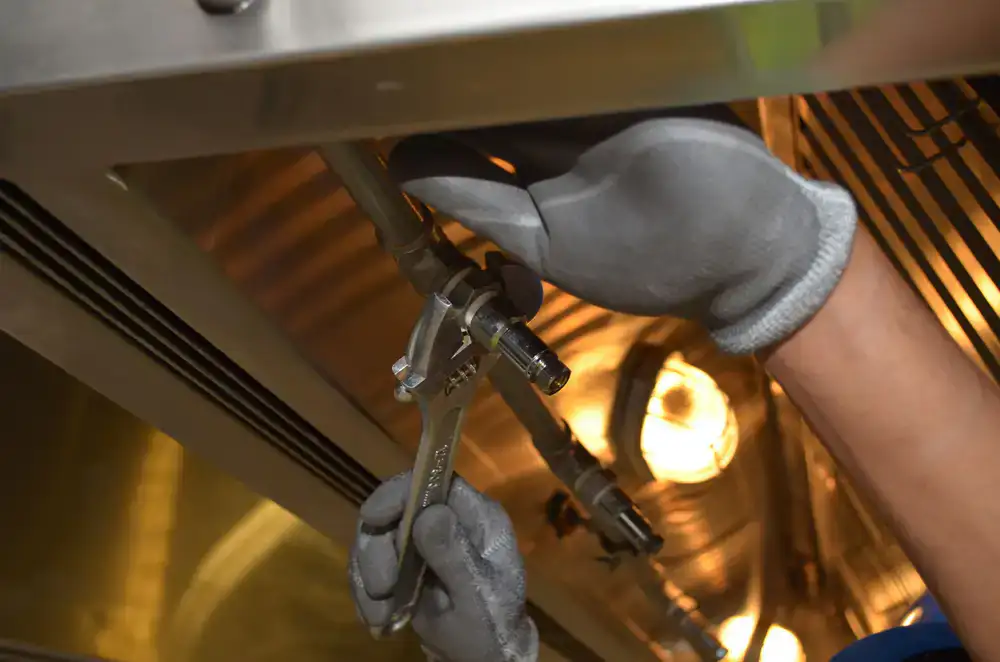 Fontanero profesional reparando una instalación con herramientas especializadas